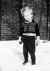 Klein Berni im Schnee in Duisburg. Weiß war der Schnee zu dieser Zeit immer nur ganz kurz!